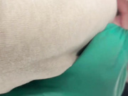 【奶气原创】开车不小心撞到人，下车一看，一位貌美如仙的女生倒在了地上，我赶紧去扶，问受伤没，美女朝我一顿骂，说我开车不看路