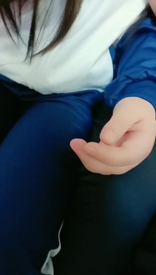 花了2W从学校拉了三个超级粉嫩学生妹，为了还贷出来卖初夜轮流着干