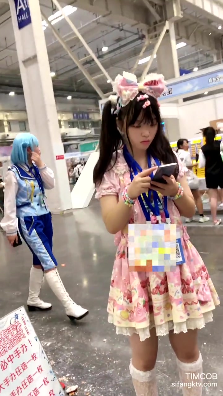 大神直接闯入商场女厕 偷拍爱玩手机的小美女