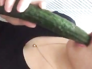 骚逼发给我的黄瓜自慰，没有削皮的