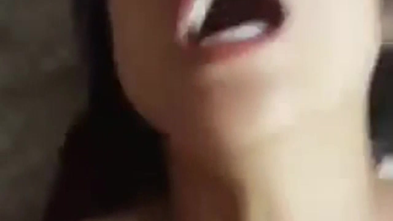 疯狂插逼手指抠出大量淫水 骚货露脸说著淫话一直没停过