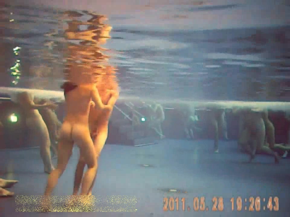 太会玩了公共浴场里水底欣赏超刺激的众男女群欢 水战是怎样一种体验