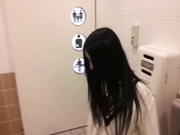 公共卫生间和粉木耳学生妹偷情阴毛稀疏小妹妹被无套内射无水印高清